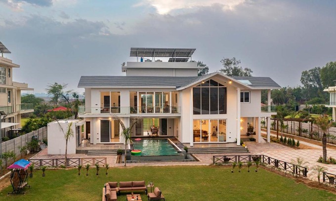 Gurugram Villa | StayVista at The Francolin Farm with Free Breakfast, Infinity Pool & Jacuzzi