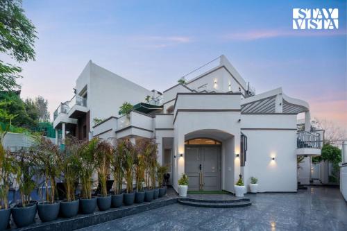 DLF City Villa | StayVista at The Sweet Sunsation with Jacuzzi, BBQ