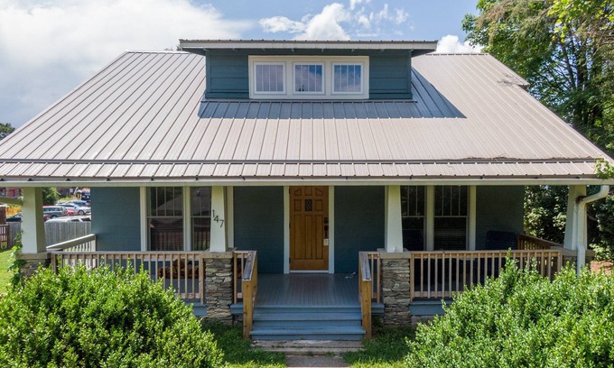 Blowing Rock House | Stella Maris: In-Town Blowing Rock Pet Friendly Updated Craftsman Bungalow