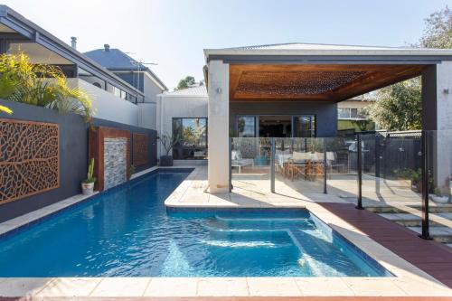 East Fremantle House | Stella Retreat - Townhouse with pool