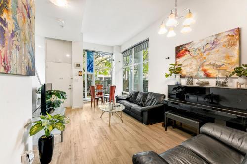 Crosstown Apartment | Stellar 3 Bedroom Duplex Downtown - Perfect Location
