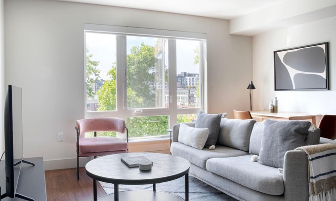 West Bellevue Apartment | Stellar Bellevue Jr 1BR w/Gym & Cafe, nr Restaurants, by Blueground