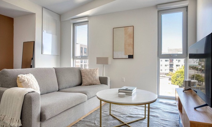 Palms Apartment | Stellar Culver City Studio w/Gym, Lounge & Grill, nr 405, by Blueground