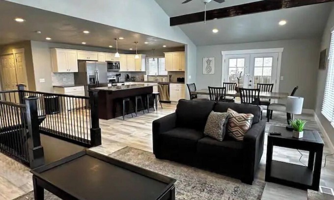 Sandy House | Stellar Sandy Getaway - New Remodel - Big Groups!