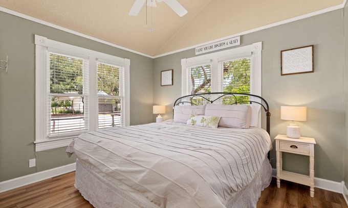 New Braunfels House | Step Back in Time – Historic King Cottage for Two, Cozy Sitting Area & Modern Amenities