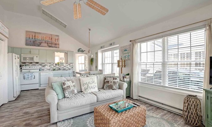 Clearwater House | Step into the beautiful "Easton Shore" home in the Clearwater community! WIFI, Community Pool, Tennis, Beach town, and more!
