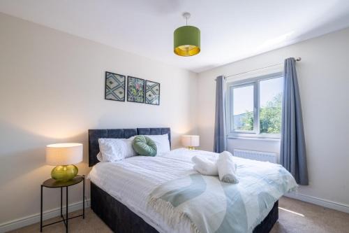 Newport Apartment | Step Into the Past, Stay for the Memories, 3-Bed Home near Monmouth Castle, Sleeps 5, Parking & Wi-Fi