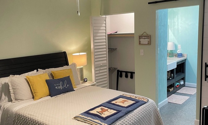 Putnam Hall Apartment | Steps 2 Paradise, Crystal Lake, close to Starke and Keystone Hgts.