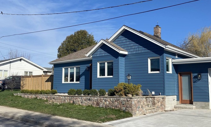 Meaford House | Steps away from Georgina bay beach