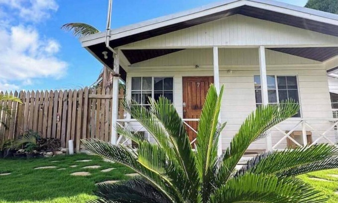 Whitehouse Cabin | Steps away from the beach! Cabin Life @ Happy Life Villas