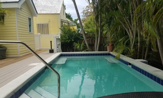 Old Town Apartment | Steps from Duval, Pool on Site & Bikes Included!