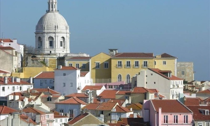 Santa Maria Maior Apartment | Steps from the Castle, an Enchanting Place. HD TV and WIFI