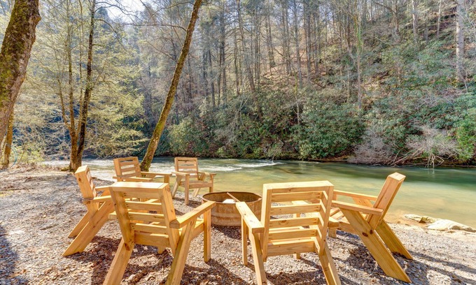 Ellijay Cabin | STEPS FROM THE RIVER, Fast Internet, Hot Tub, Fishing, Peaceful, Family Friendly