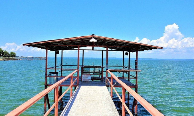 Buchanan Dam House | Steps from the Water, Gated, Washers, Canoe, Shaded/Lighted Concrete Pier
