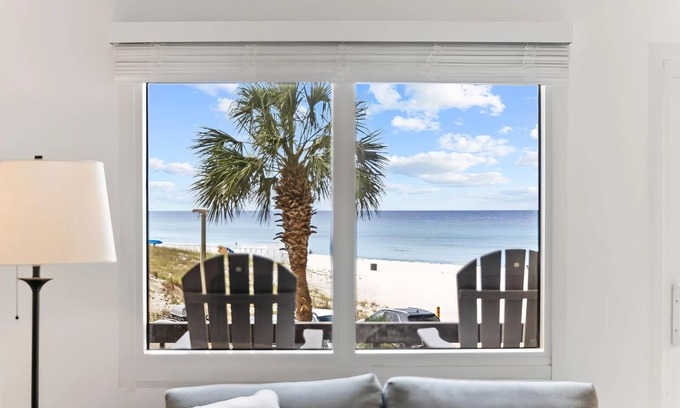 Sunnyside Condo | {Steps to Beach} 1st Floor; Heated Pool & Sauna; Tennis; We ❤ Snowbirds!