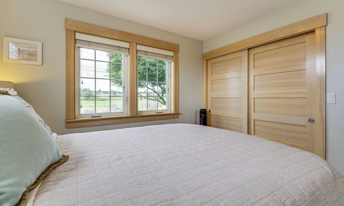 Oak Harbor Cottage | Steps to Beach: Home w/Hot Tub in Oak Harbor!