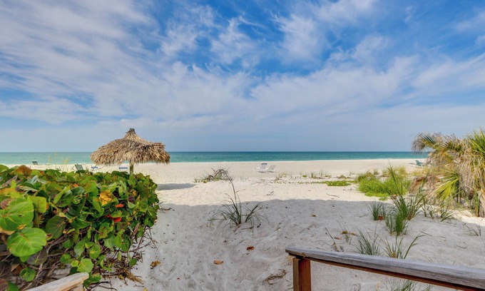 Whitney Beach Condo | Steps to Beach! Longboat Key Escape w/Porch