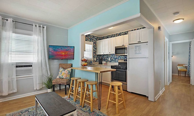 Lake Worth House | Steps to Beach, Park & Downtown! Cozy Bungalow