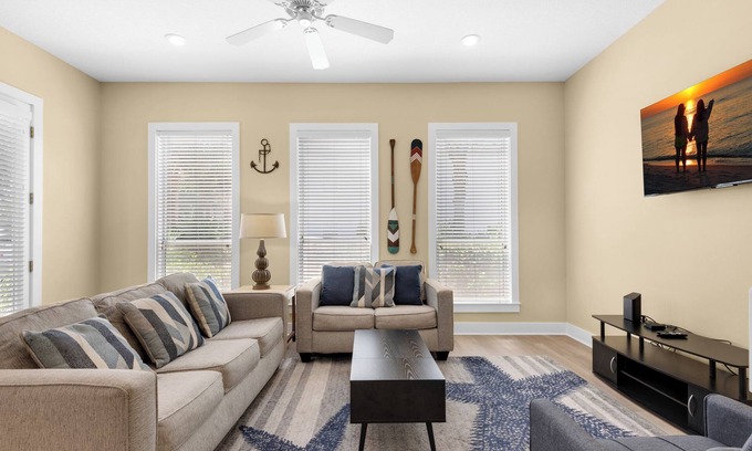 Miramar Beach House | ⛱️Steps to Beach-Pool + Hot Tub in Gated Cottage Retreat-3BR My Blue Heaven⭐