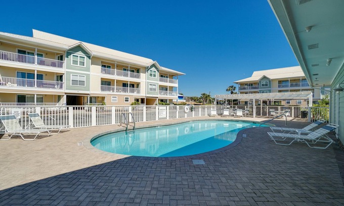 Destin Condo | Steps to Beach, Pool, Beach Service Included! - Pineapple Paradise at St. Martin Beachwalk 114