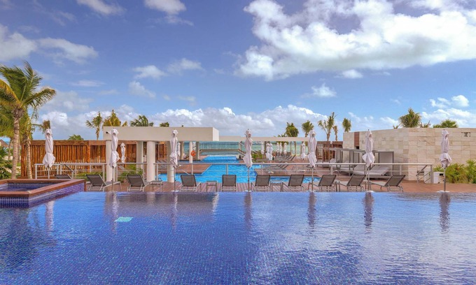 Playa Mujeres Apartment | Steps to Beach | Pool, Gym, Spa, and BBQ Bliss