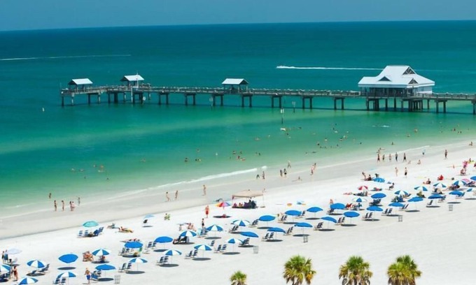 Clearwater Beach Condo | Steps to Beach-Super location-Free parking.