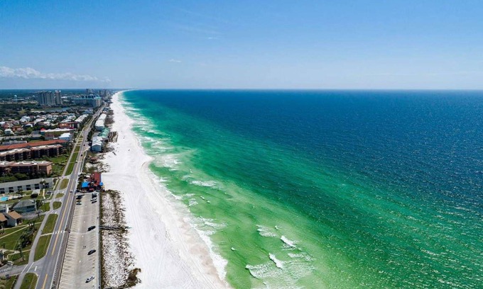 Fort Walton Beach - Destin Condo | ⭐Steps to Beach-Top Floor Gulf Views-Pool+Hot Tub-Snow❤️birds-Summer Breeze 306