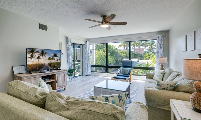 Holmes Beach Condo | Steps to Beach - Tropical Sunset 1 by SeaBreeze Vacation