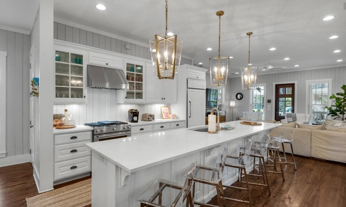 Watercolor House | Steps to Camp Watercolor | 8 FREE Bikes | Heated Community Pool/Guest House/Screened Porch/Sleeps 16