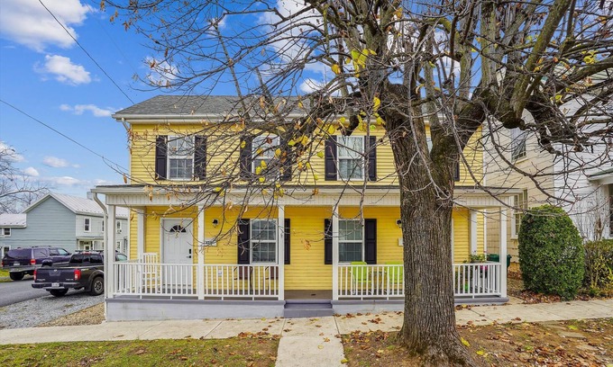 Luray House | Steps to downtown fun and food! No Cleaning Fee!
