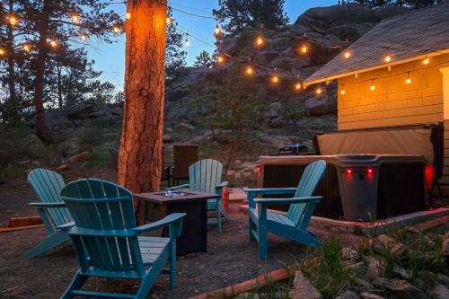 Estes Park House | Steps to Estes Lake Mtn-View Hideaway with Hot Tub!