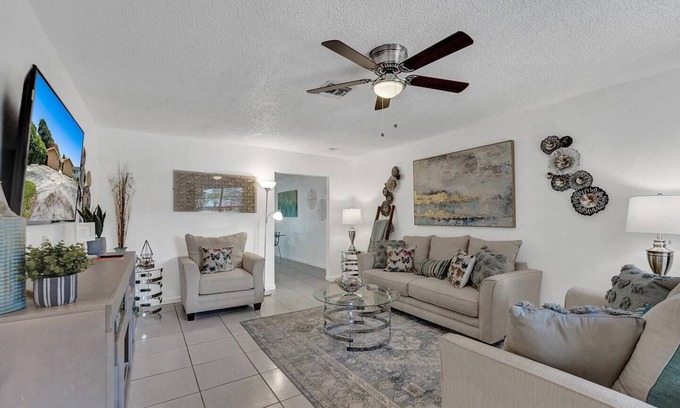 Hollywood Apartment | Steps to Hardrock! Managed by BNR Vacation Rentals