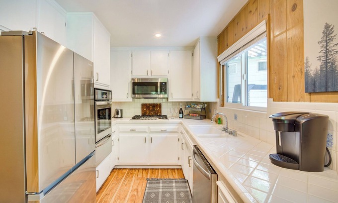 Cedar Glen Cottage | Steps to Lake Arrowhead: Cabin w/Bbq!