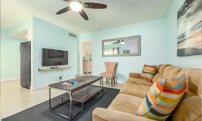 Lauderdale-by-the-Sea Apartment | Steps to Sand and Sea 2