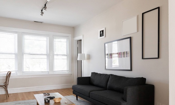 Roscoe Village Apartment | Steps to Shop, Eat, Train | Easy Access | Zencity
