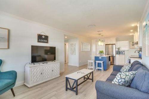 St. Pete Beach Apartment | Steps to St Pete Beach Condo with Pool Access