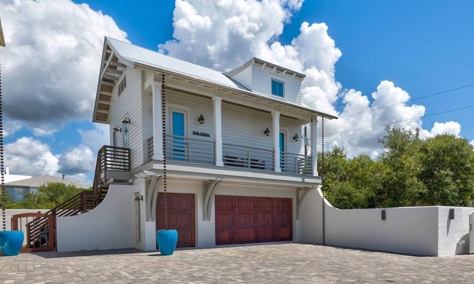 Seacrest House | Steps to the beach - 2 bikes - Stunniong carriage house `Casita Blanca`