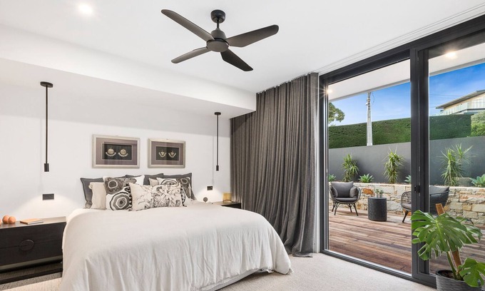 Mount Eliza House | Steps to the Beach and Village