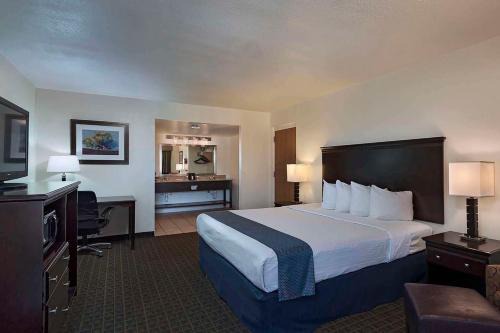Carlsbad Hotel | Stevens Inn a Howard Johnson by Wyndham