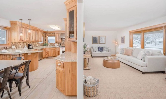 Whiting House | Stevens Point Escape - HUGE 5 bedroom Home