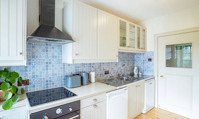 Newton Stewart Cottage | Stewart Apartment - an apartment that sleeps 12 guests in 5 bedrooms