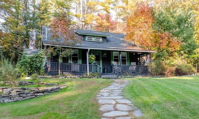 Yulan Cabin | Sticks & Stones - Whimsical Escape near Barryville