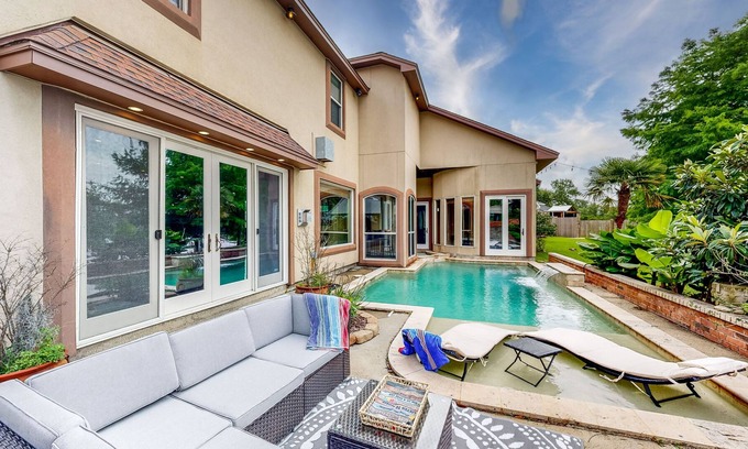 Lakeview  Jefferson County House | Stillwaters Paradise Resort-Style Pool & Jacuzzi