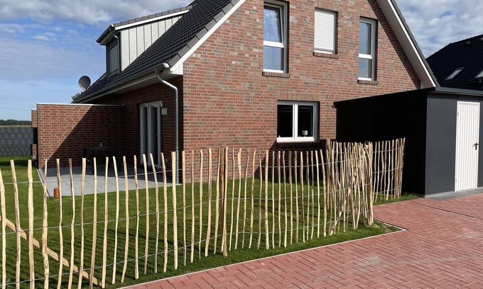 Dornum House | Stilvolle Neubau-doppelhaushälfte mit Garten