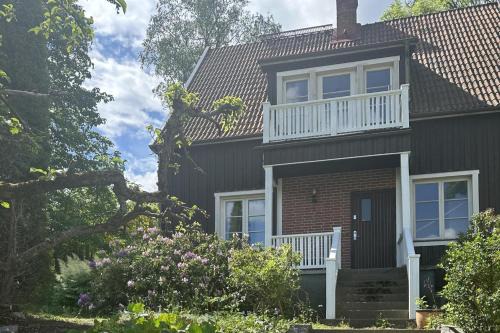 Spanga - Tensta House | Stockholm 5-Beds Sleeps 12 with Garden Access