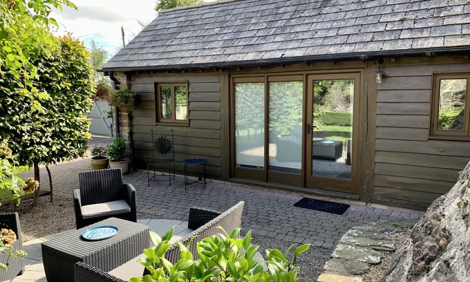 Saint Briavels Apartment | Stone-built, modernised, well-equipped courtyard studio in village location