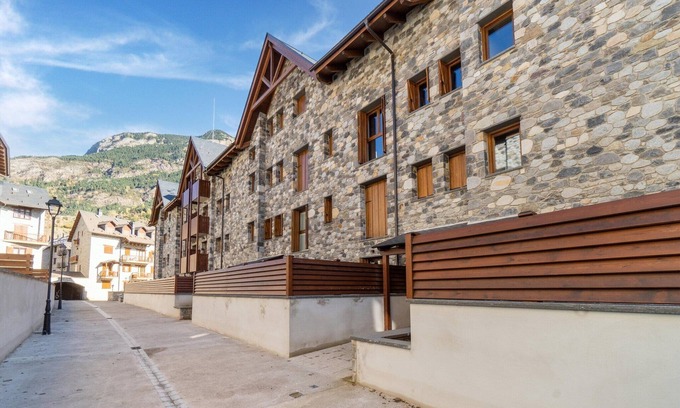 Benasque Apartment | Stone Chalet near Benasque and Scenic Lake