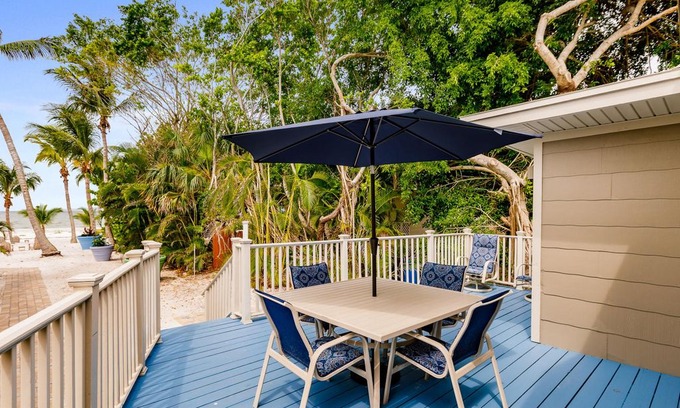 Mid Island House | Stone Crab Cottage right on Fort Myers Beach
