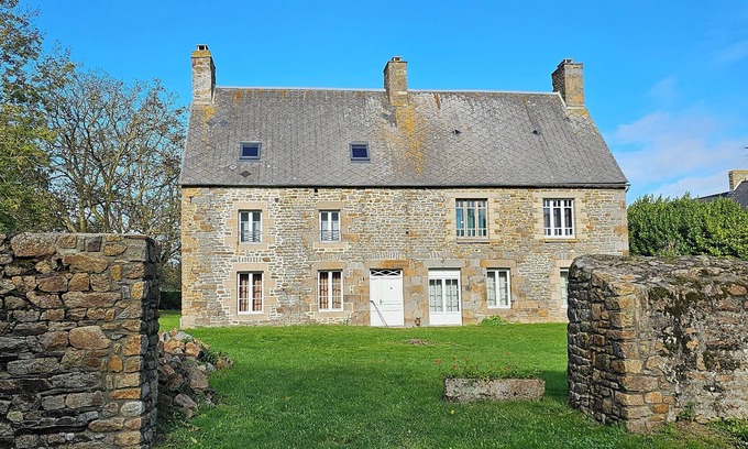 Roz-sur-Couesnon House | Stone family home (sleeps 11)