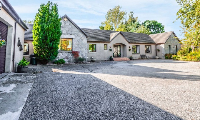 Alford Cottage | STONE GABLES, pet friendly, with hot tub in Alford, Aberdeenshire